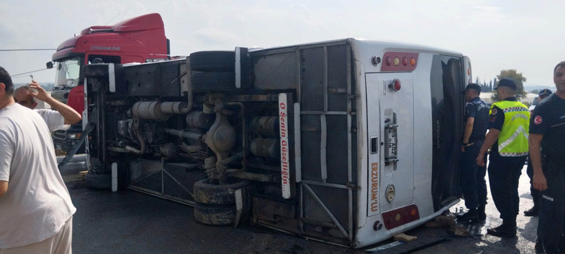 Son dakika | Antalya Isparta karayolunda yolcu otobüsü devrildi - Resim : 1