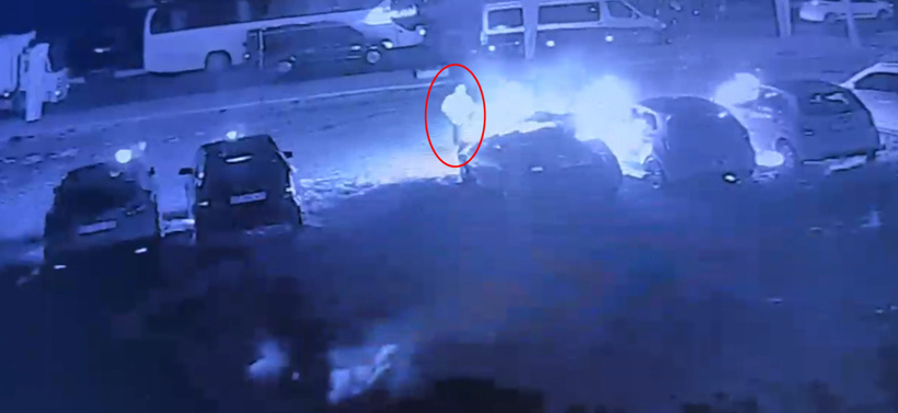 6 otomobili benzin dökerek ateşe veren şüpheli tutuklandı: Kundaklama anı kamerada! - Resim : 3