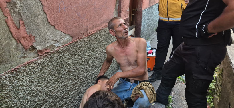 Balkon yıkama kavgası büyüdü, komşular birbirine tuğlalarla saldırdılar! 3 yaralı - Resim : 2