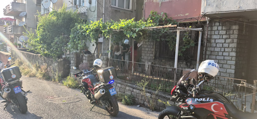 Balkon yıkama kavgası büyüdü, komşular birbirine tuğlalarla saldırdılar! 3 yaralı - Resim : 1