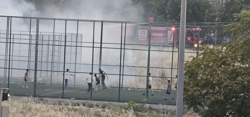 Yangına rağmen futbol: Alevlerin gölgesindeki maç kamerada - Fotoğraf: 4