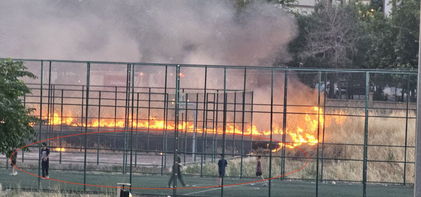 Yangına rağmen futbol: Alevlerin gölgesindeki maç kamerada - Fotoğraf: 2
