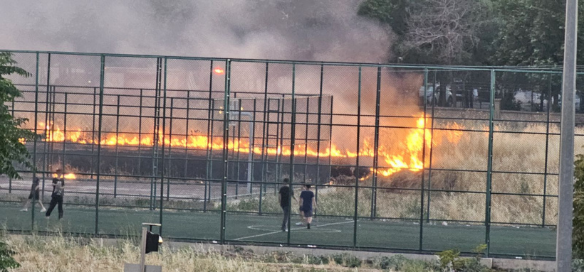 Yangına rağmen futbol: Alevlerin gölgesindeki maç kamerada - Fotoğraf: 3