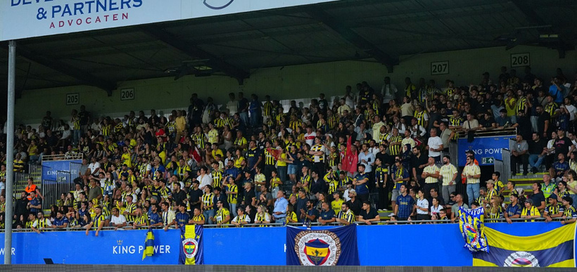 Fenerbahçe'nin Şampiyonlar Ligi'nden elendiği maçta skandal: Hakemin etrafı sarıldı - Fotoğraf: 5
