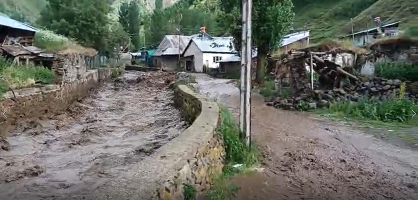 Erzurum'da sel: Dere taştı ev ve ahırları su bastı - Resim : 1