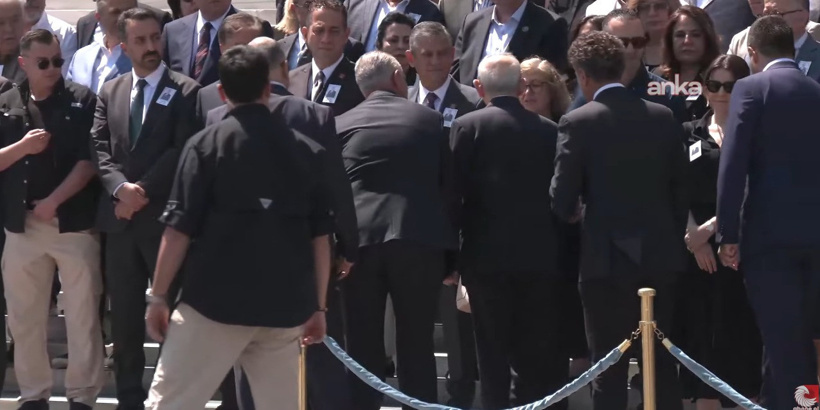 Özgür Özel ile Kılıçdaroğlu butlandan sonra ilk kez aynı törende! - Resim : 2
