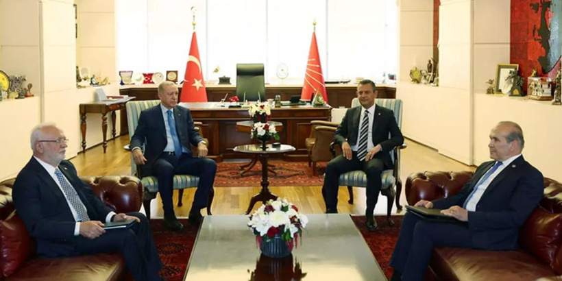 cumhurbaskani-erdogan-ve-chp-lideri-ozgur-ozel-gorustu-bayrak-ve-ozel-oda-detayi.png