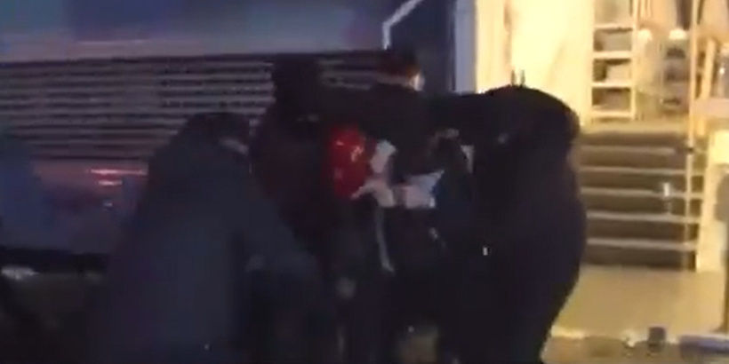 polisin-gozaltina-almak-icin-yere-yatirdigi-kisi-bakin-kim-cikti-hemen-serbest-biraktilar-1.jpg