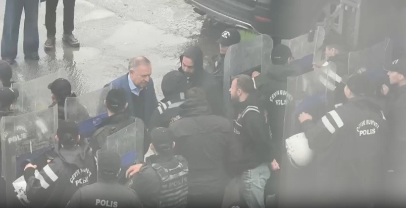 Son Dakika | Halk TV'ye dayanışmaya gelenlere engel! Giriş kapısı kilitlendi: Milletvekili de alınmadı - Resim : 2