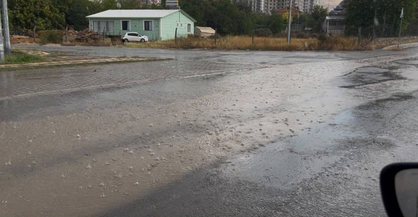Felaket dakikalar yaşandı: 5 dakikalık fırtına koca kenti savaş alanına çevirdi! - Resim : 3