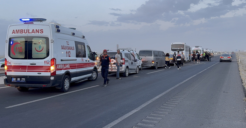 Kum fırtınası bir anda bastırdı: Yol görünmez oldu 7 araç birbirine girdi - Resim : 1