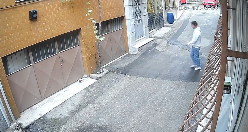 Vicdansızlık pes dedirtti! Kedilerin mama kaplarını çöpe atıp suları döktüler - Resim : 3