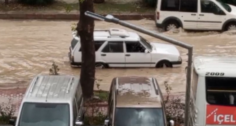 Sağanak sonrası üç şehrin sokakları bu hale geldi! Duvar yıkıldı, ağaçlar devrildi - Resim : 4