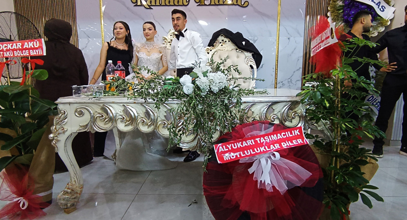 Düğünde “yok artık” dedirten takı! Damat görünce şaştı kaldı - Resim : 4