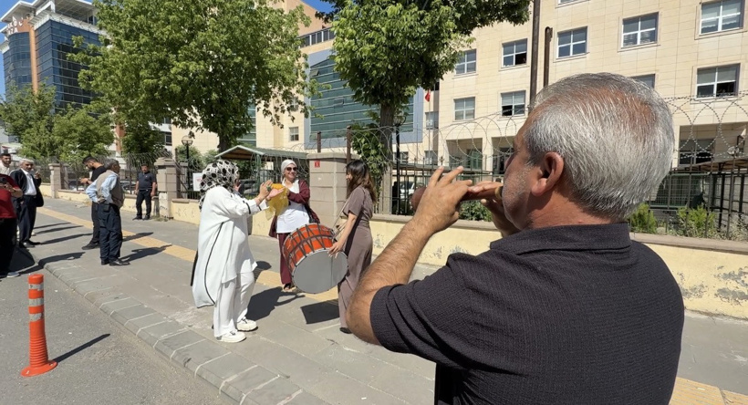Kocasını boşadı adliye önünde davullu zurnalı kutlama yaptı! 24 yılına böyle nokta koydu - Resim : 1