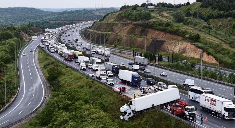 Kuzey Marmara Otoyolu'nda zincirleme kaza: Otomobil çarpan TIR yoldan çıktı - Resim : 3
