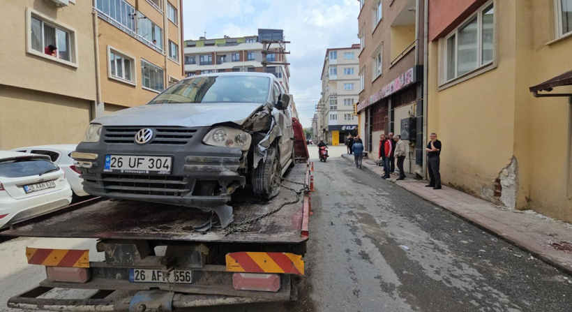 3 yayaya çarptı, duvara vurdu! Araçla duvar arasına sıkışan yaşlı adam ağır yaralandı - Resim : 2