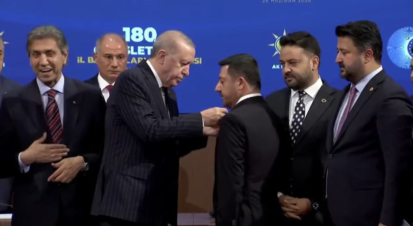 Son dakika | 3 belediye başkanına AKP rozeti takıldı: Mesut Özarslan, Erdoğan'ın elini öptü - Resim : 3