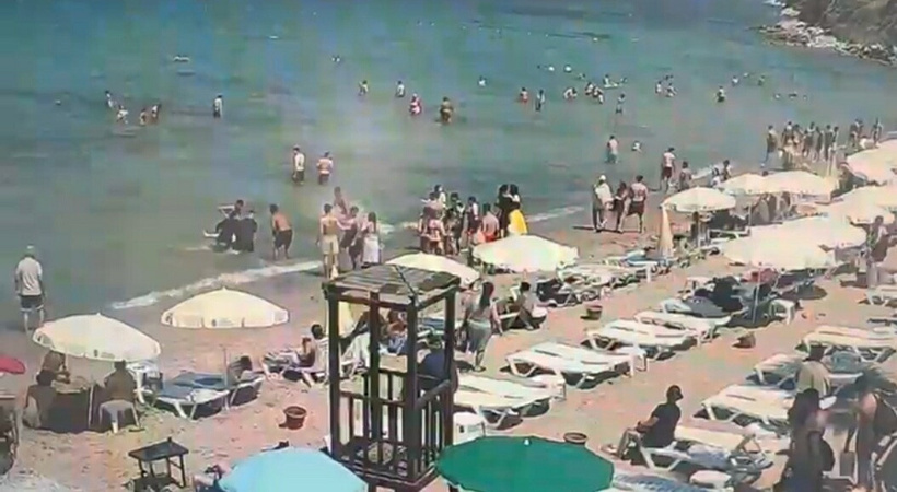 Çinli turist denizde ölümle burun buruna geldi: Kurtarma anları kamerada - Resim : 1