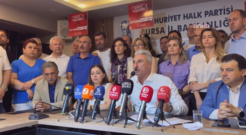 Bursa'nın seçilmiş il başkanı butlan yönetiminin kararını yırtıp attı - Resim : 2