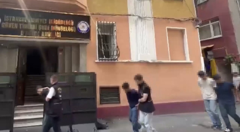 Yaşları 14-15 sabıkaları 21! Yoldan geçen adamı gasbeden 4 çocuk tutuklandı - Fotoğraf: 4