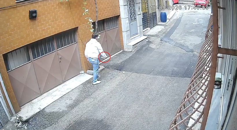 Vicdansızlık pes dedirtti! Kedilerin mama kaplarını çöpe atıp suları döktüler - Resim : 4