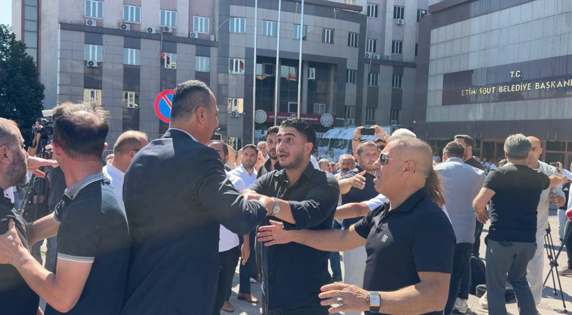 Şafak baskını yapılan Etimesgut Belediyesi önünde arbede - Resim : 2