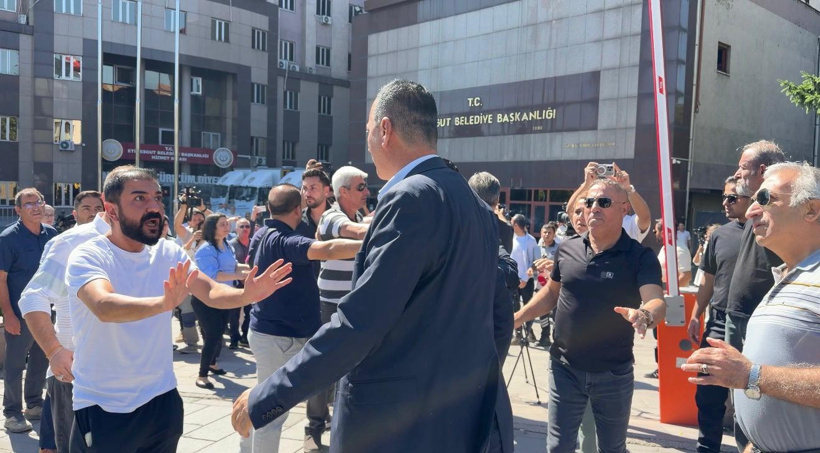 Şafak baskını yapılan Etimesgut Belediyesi önünde arbede - Resim : 3