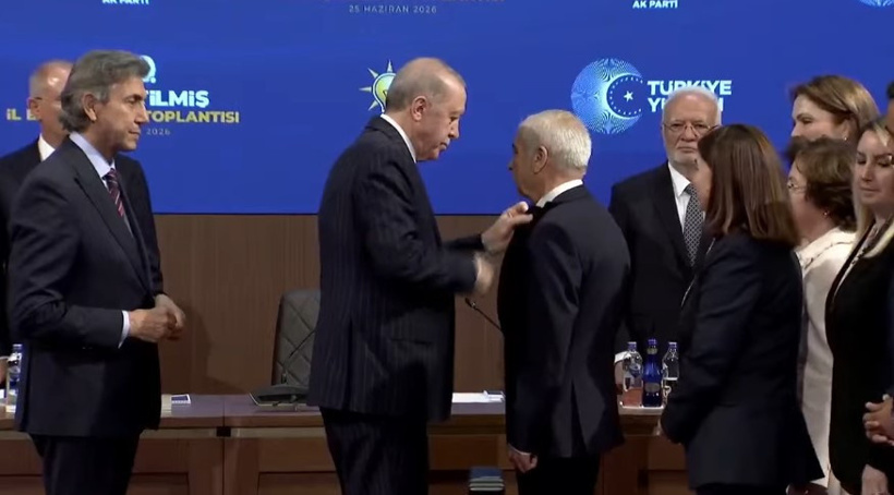 Son dakika | 3 belediye başkanına AKP rozeti takıldı: Mesut Özarslan, Erdoğan'ın elini öptü - Resim : 7