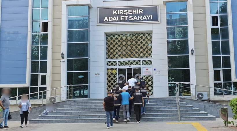 İş yerine çağırıp dehşeti yaşattılar! Zorla alıkoyup gasp yapan 4 kişi tutuklandı - Resim : 2