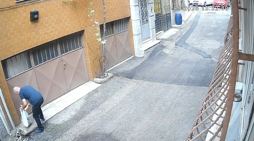 Vicdansızlık pes dedirtti! Kedilerin mama kaplarını çöpe atıp suları döktüler - Resim : 1