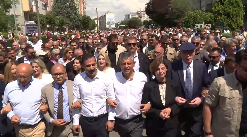 Özel'den tarihi Eskişehir yürüyüşü! Bir yanda gözyaşı diğer yanda 