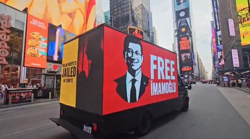 İmamoğlu'nun tutukluluğunun 500. günü dünyaca ünlü New York meydanında protesto edildi - Resim : 4