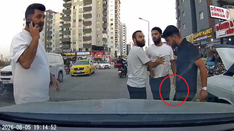 Önce durdurup yumruk attı sonra bagajdan testeresini çıkardı! Trafik magandası araç kamerasında - Resim : 2