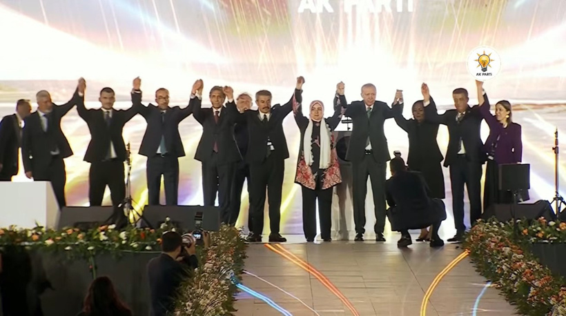 3 Milletvekili ve 7 Belediye Başkanı AKP'ye geçti: Rozetlerini Erdoğan taktı - Resim : 5