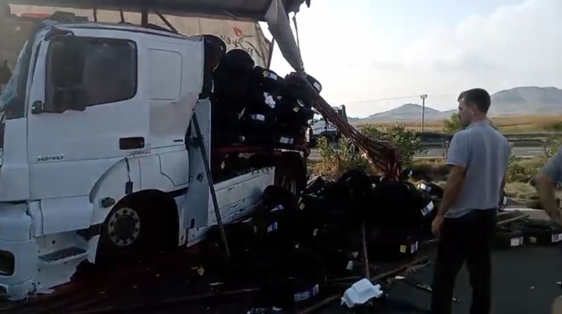 Emniyet şeridinde duran TIR’a başka bir TIR çarptı! Ortalık savaş alanına döndü - Resim : 2