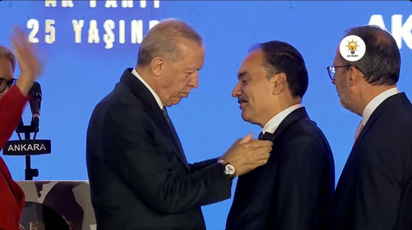 3 Milletvekili ve 7 Belediye Başkanı AKP'ye geçti: Rozetlerini Erdoğan taktı - Resim : 3
