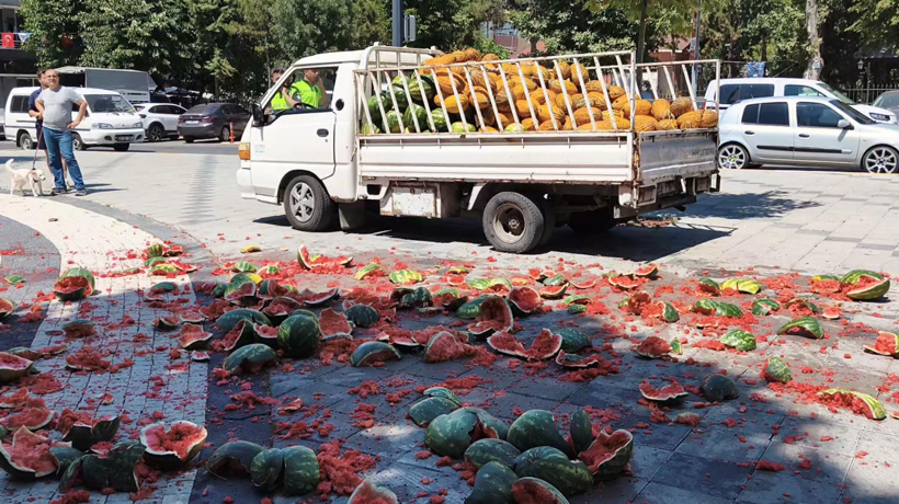 Zabıtaya öfkelendi: Karpuzları belediye önünde parçaladı - Resim : 4
