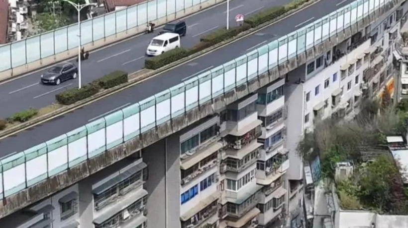Yer bulamadılar, köprünün altına apartman yaptılar!