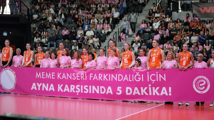 Meme kanseri farkındalığı için bütün salon pembeye boyandı: Voleybolcularla sahaya çıktılar - Resim : 2