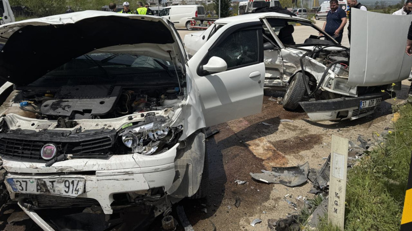 Kastamonu'da kavşakta iki otomobil Çarpıştı: 8 yaralı