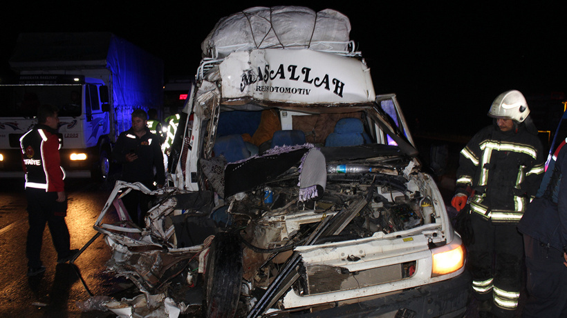 Tarım işçilerini taşıyan minibüs TIR’la çarpıştı: 12 yaralı