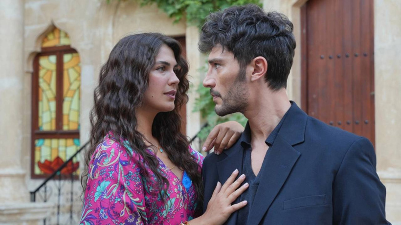 Bir dizi aşkı daha gerçek oldu: Sette el eleler!