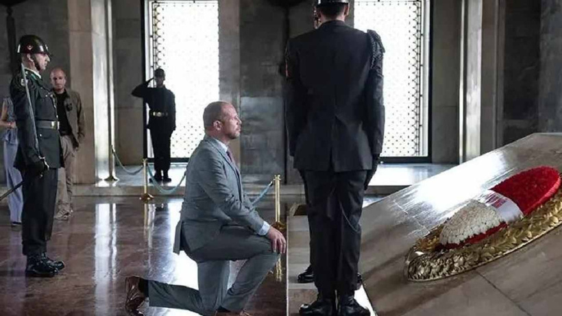 Belçika Savunma Bakanı Atatürk'ün önünde neden diz çöktüğünü açıkladı