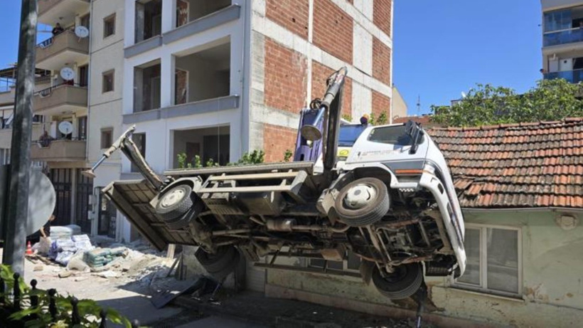 İşçi yaralanmalarına bir yenisi eklendi: Mudanya'da vinç devrildi, 2 işçi yaralandı!