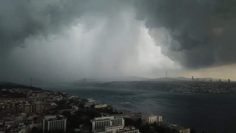 İstanbul'un üzerinde kara kara bulutlar dolaşacak: Şakır şakır yağacak