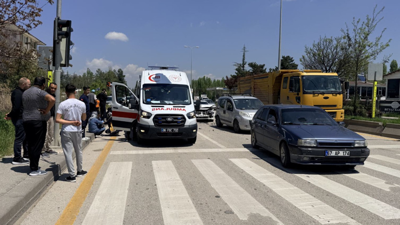 Aynı istikametteki 3 araç çarpıştı: Zincirleme kazada 3 yaralı