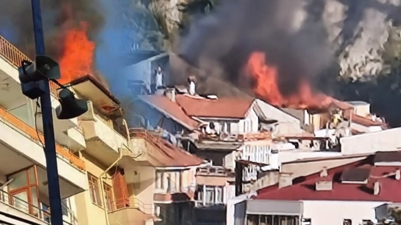 5 katlı binada korkutan yangın! Alevler tüm çatıyı sardı
