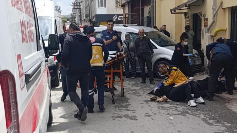 3 yayaya çarptı, duvara vurdu! Araçla duvar arasına sıkışan yaşlı adam ağır yaralandı