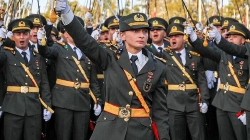 Ebru teğmenin dönüşünü reddeden hakimin AKP’lilerle fotoğrafı çıktı! HSK’ya şikayet edildi
